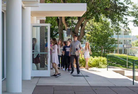 students walking into a building for campus tour